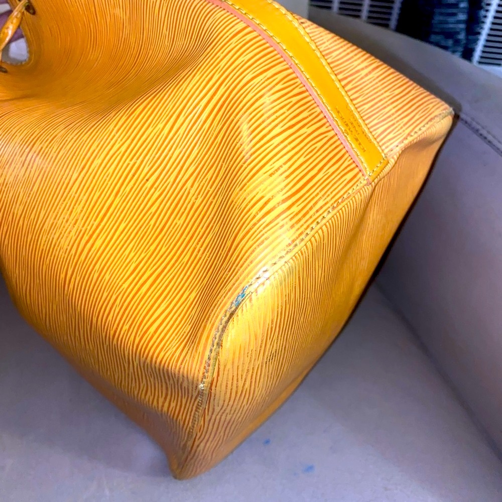 Authentic Louis Vuitton Noe Epi MM bag in canary colour - Picture 5 of 16